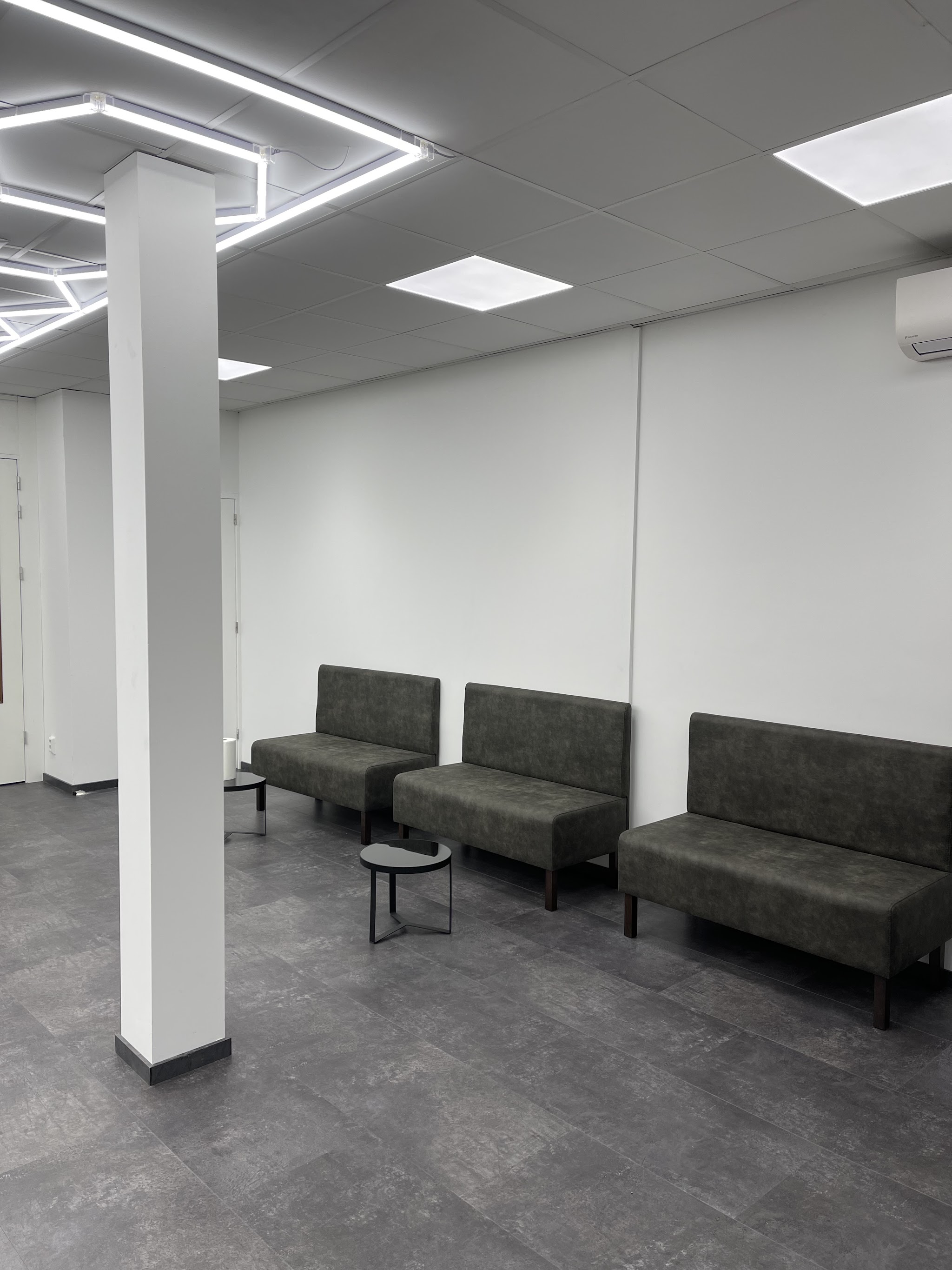 Wachthoek met drie banken en een bijzettafel